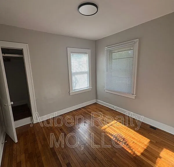 5424 Charlotte St — Photo 5