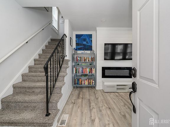 4th image of 317 Billingsport Rd