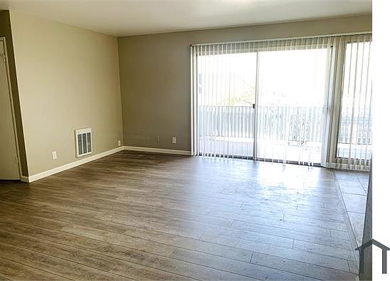 1st image of 7911 Bancroft Ave #307