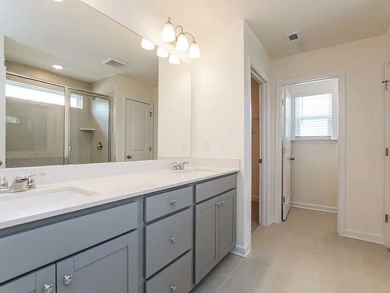 Main Bathroom Main Bathroom