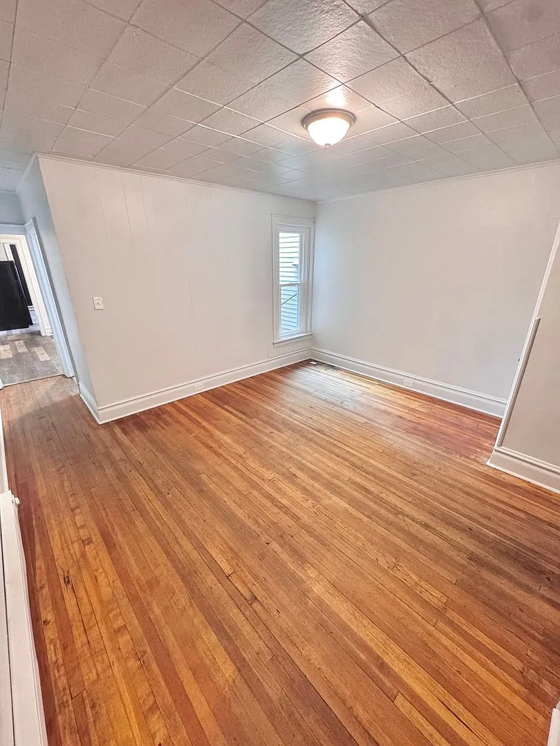 1049 W Tilghman St — Photo 4