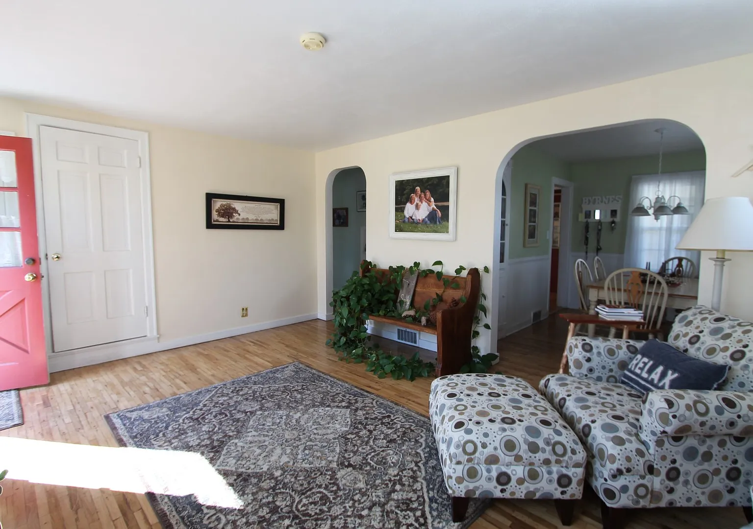 Beautiful 4-bedroom, 2-bathroom Spacious home with Garage and W/D hookup! Original hard wood floo... — Photo 4