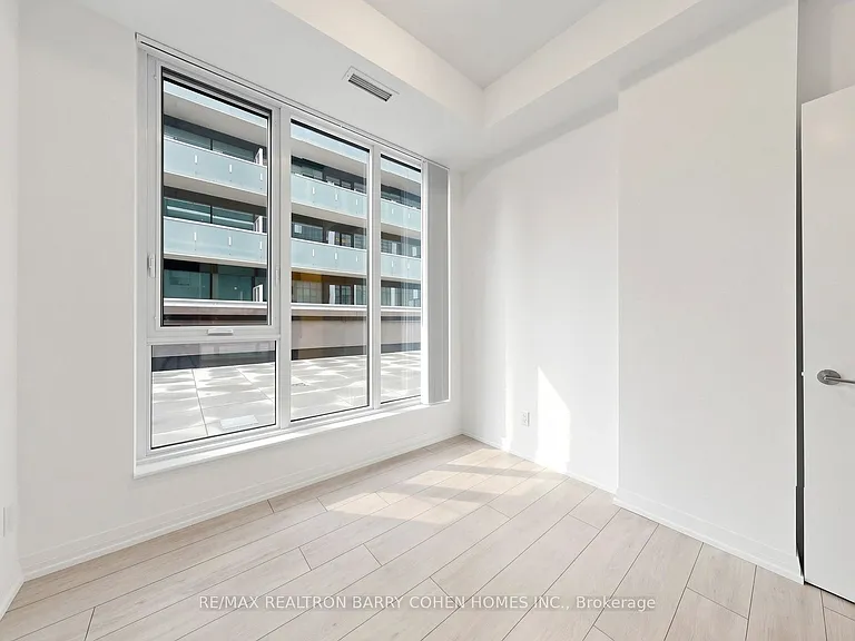 400 King St W #823 — Photo 29