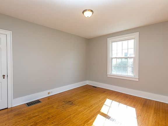 4th image of 225 Richmond St