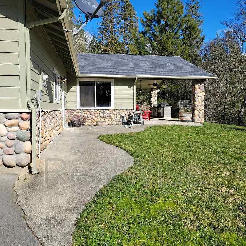3 bed, 2.0 bath, 2098 sqft, $2,500 — Photo 3