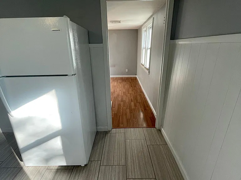 198 Helen St — Photo 13