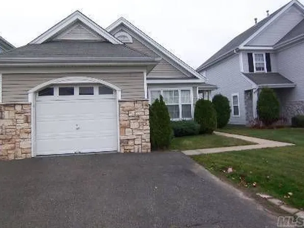 19 Ethan Cir, Middle Island, NY 11953