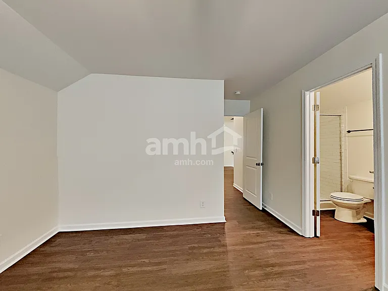 180 Landsdown Xing — Photo 10