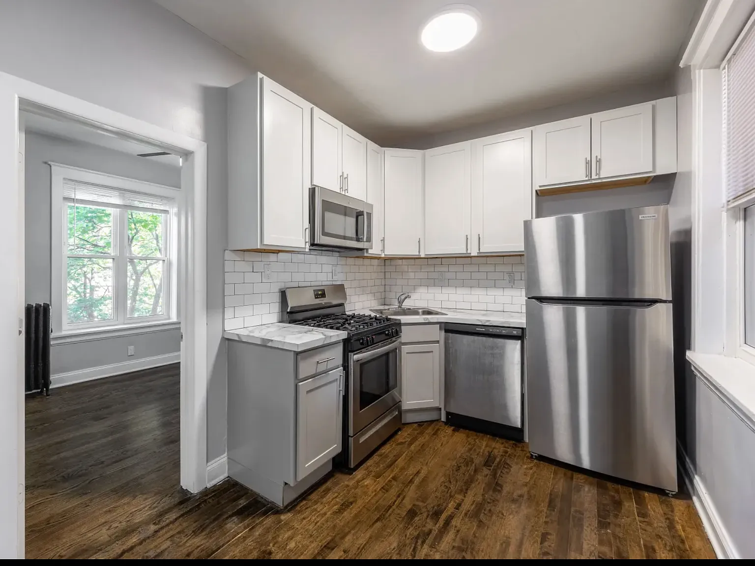 3 bed, 1200 sqft, $2,800 — Photo 2