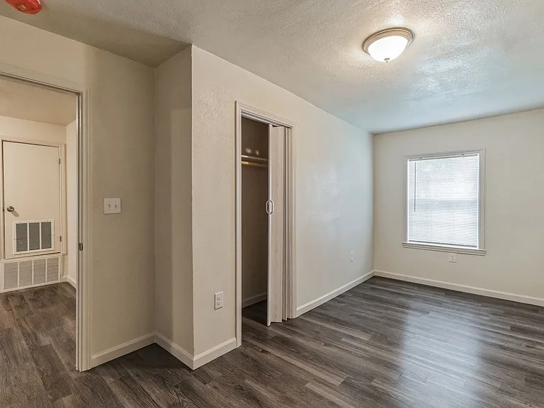 101 W Schreiner St — Photo 24