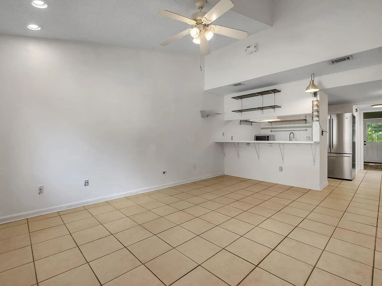 3 bed, 1120 sqft, $1,500 — Photo 3