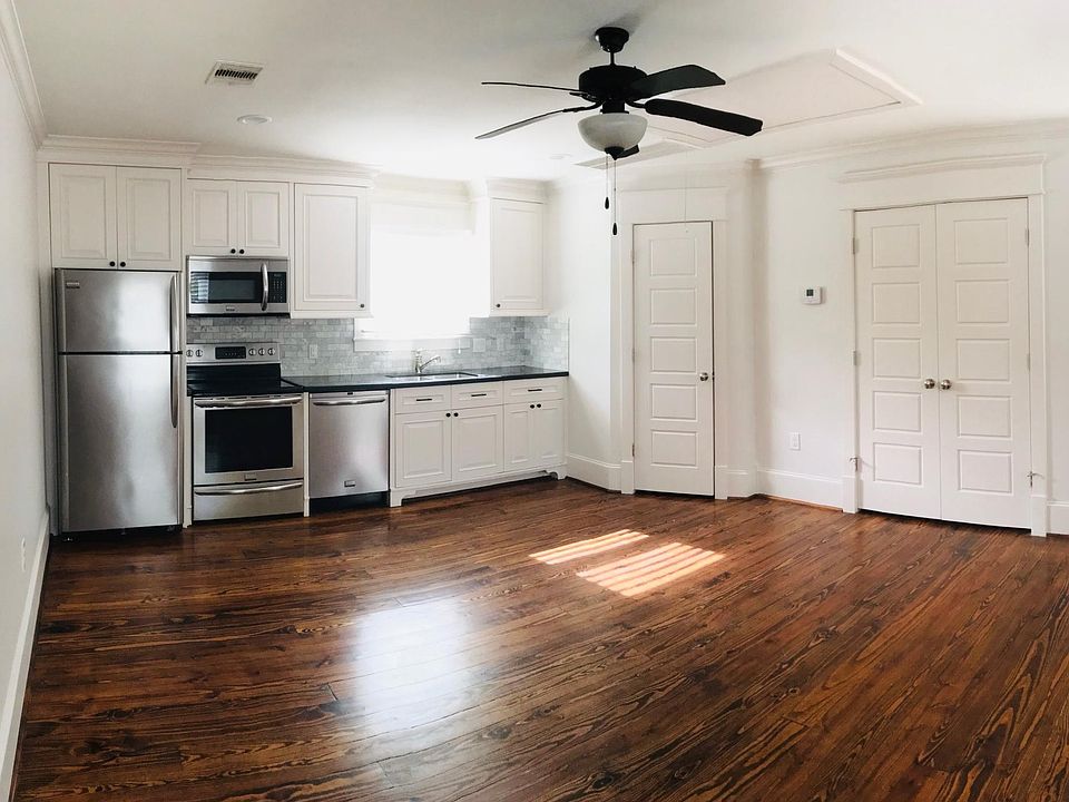 Amazing garage apartment in the center of the Heights!