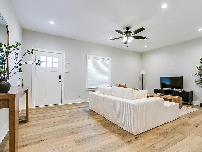1045 Holiday Dr — Photo 7