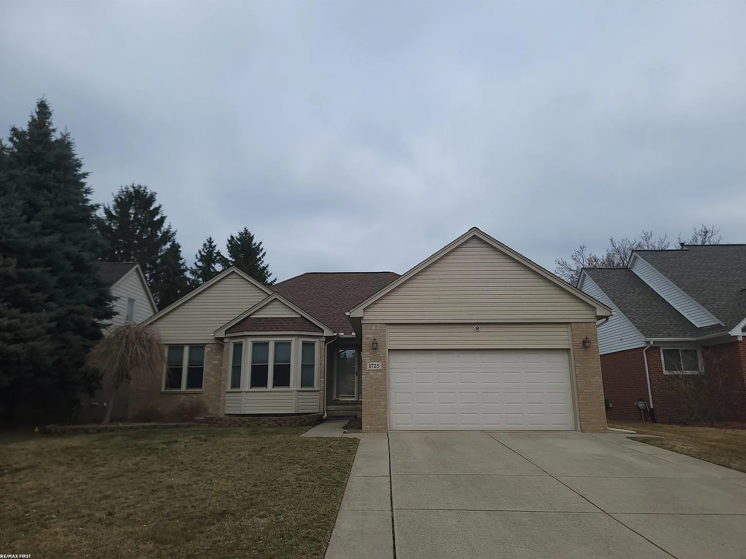 1725 Castlewood Dr photo 1
