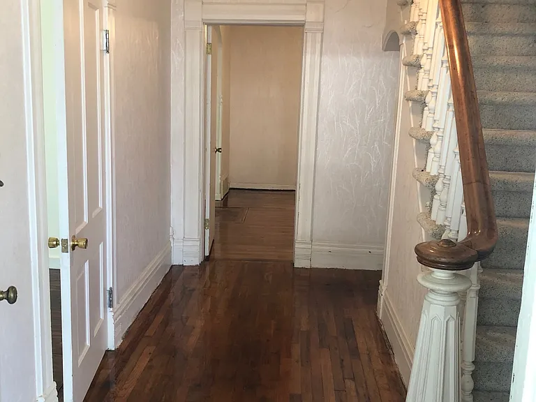 510 E 2nd St — Photo 9