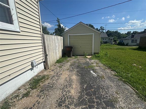 3rd image of 916 E College Ave