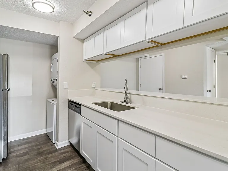 Falcon Point Apartments — Photo 5