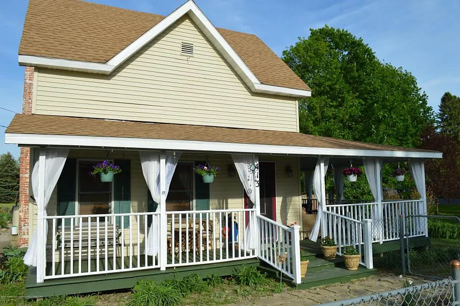 413 Russell St photo 1