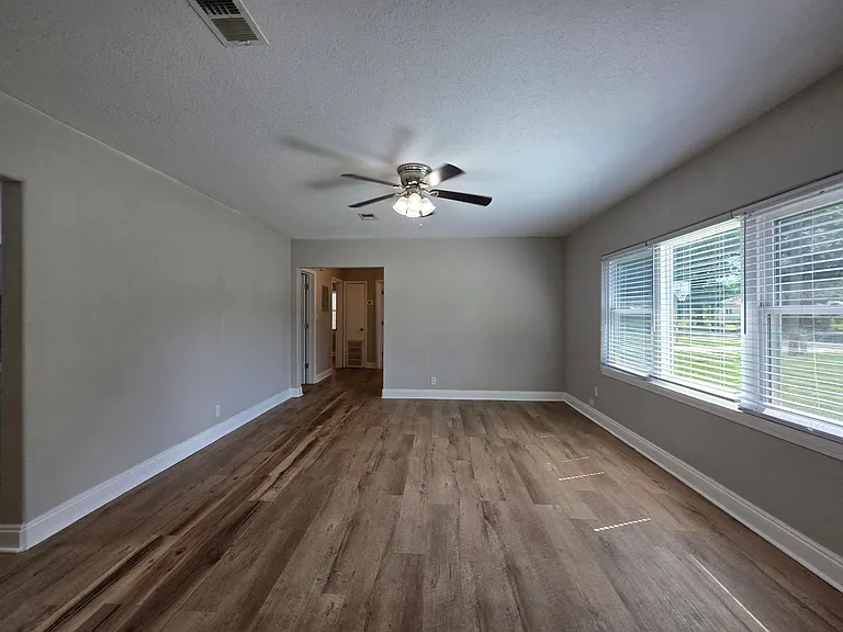109 Reed Rd — Photo 3