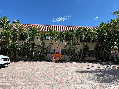 1st image of 714 SE 19th Ave APT 1
