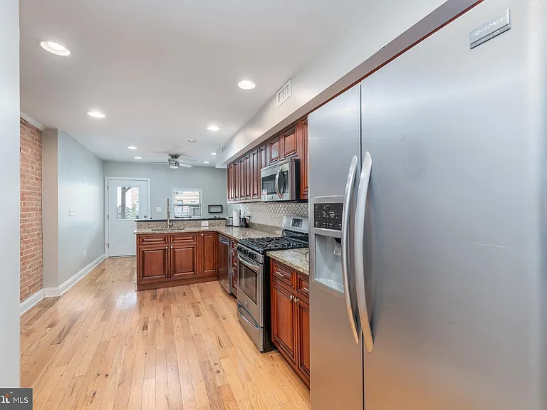 1825 Light St — Photo 5