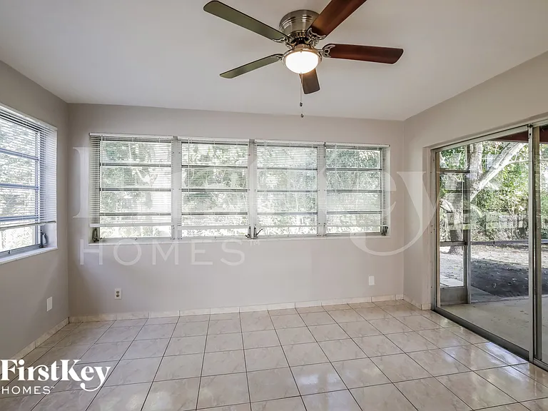 621 SW 69th Ter — Photo 4