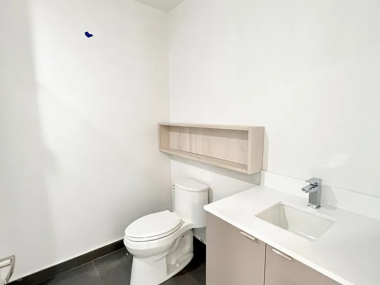 60 Princess St #1015 — Photo 12
