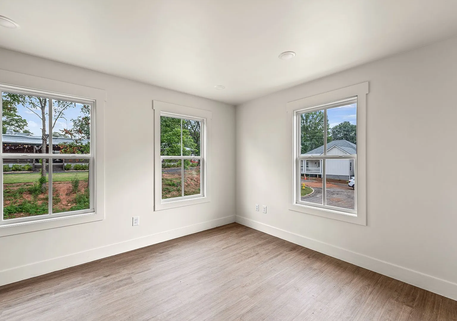Adorable 1 bedroom 1 bathroom cottage style home with garage. Must see! — Photo 4