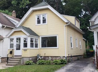 6663 Hillside Ln, Wauwatosa, WI 53213