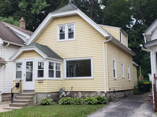 6663 Hillside Ln, Wauwatosa, WI 53213