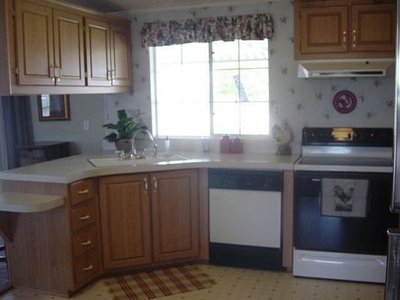 Cozy Kitchen includes all appl.