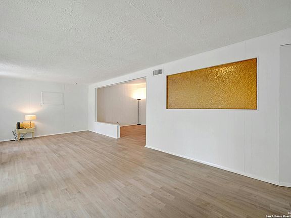 5th image of 218 LANARK DR