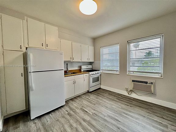 4th image of 1925 Washington Ave APT 20