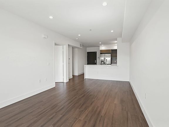3rd image of 1447 N Detroit St #301