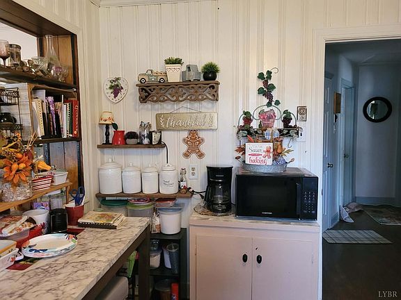 4th image of 410 Breezewood Dr
