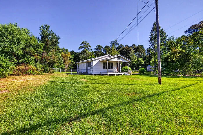 3 bed, 2.0 bath, 1068 sqft, $1,100 — Photo 1