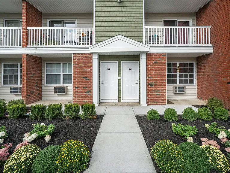 Columbia Apartments — Photo 5