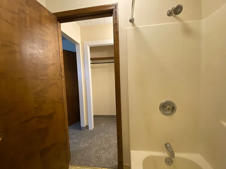 Cass Street Apartments — Photo 24