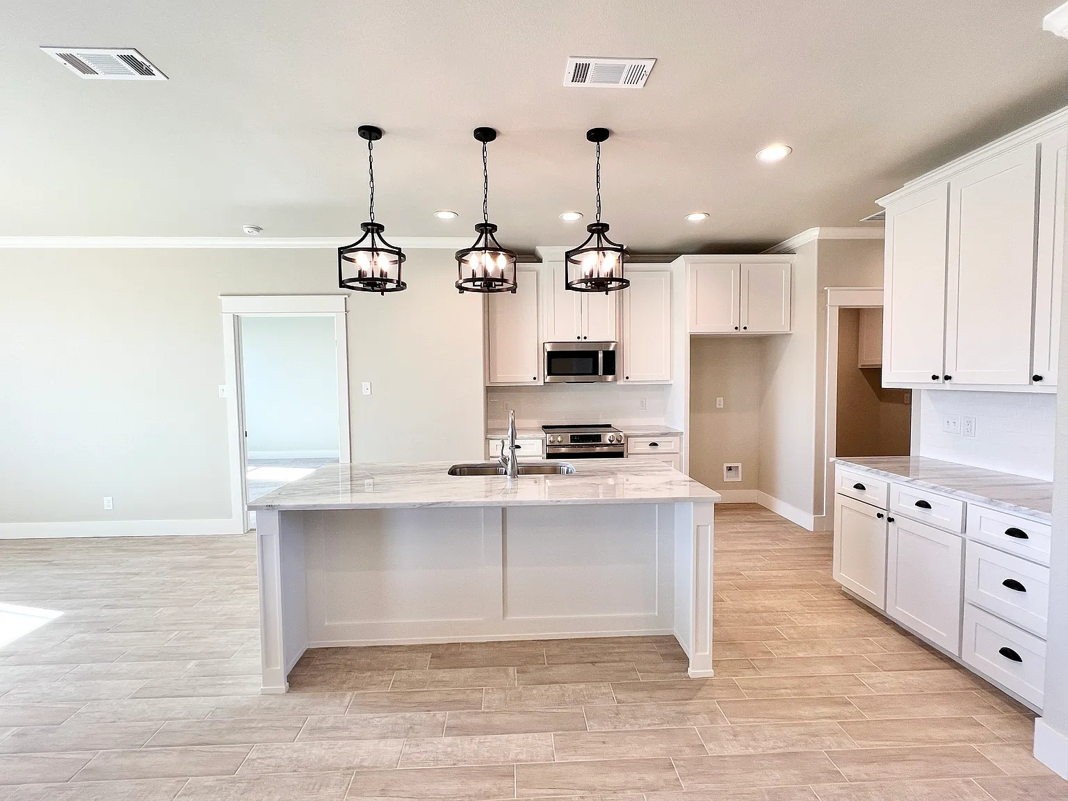 4 bed, 1995 sqft, $2,900 — Photo 4