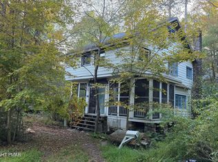 202 Moon Lit Trl, Pocono Pines, PA 18350