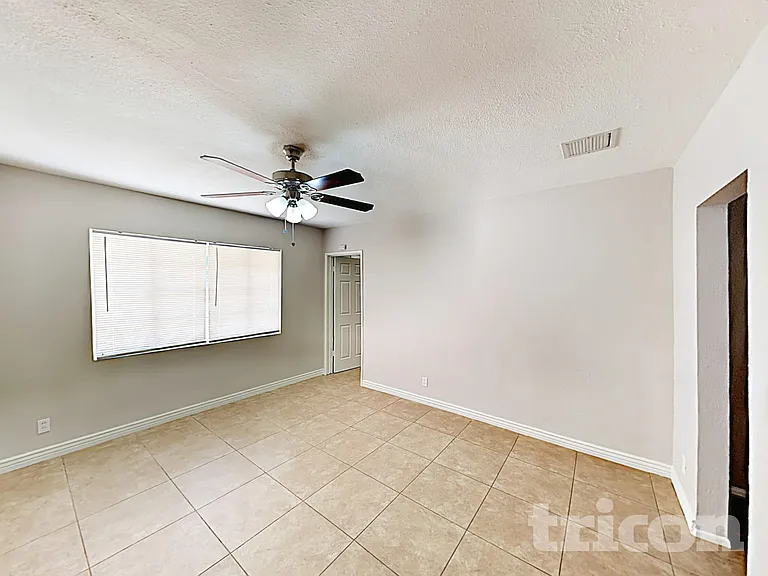 667 W Ivanhoe St — Photo 4