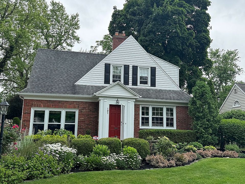 1st image of 121 Woodcrest Blvd