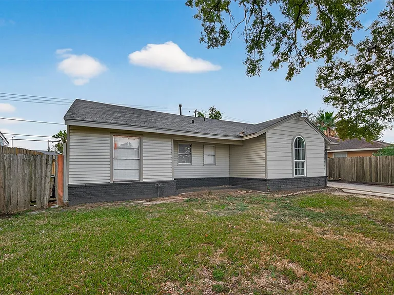 515 Ogilvie St — Photo 1
