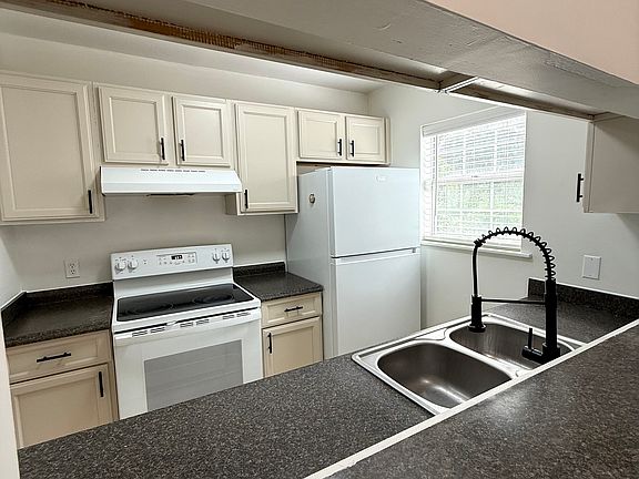 5th image of 125 & 127 Country Town Ct #127