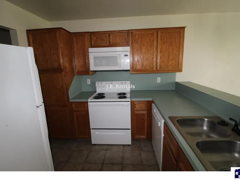 2412 Skylark Cir — Photo 4
