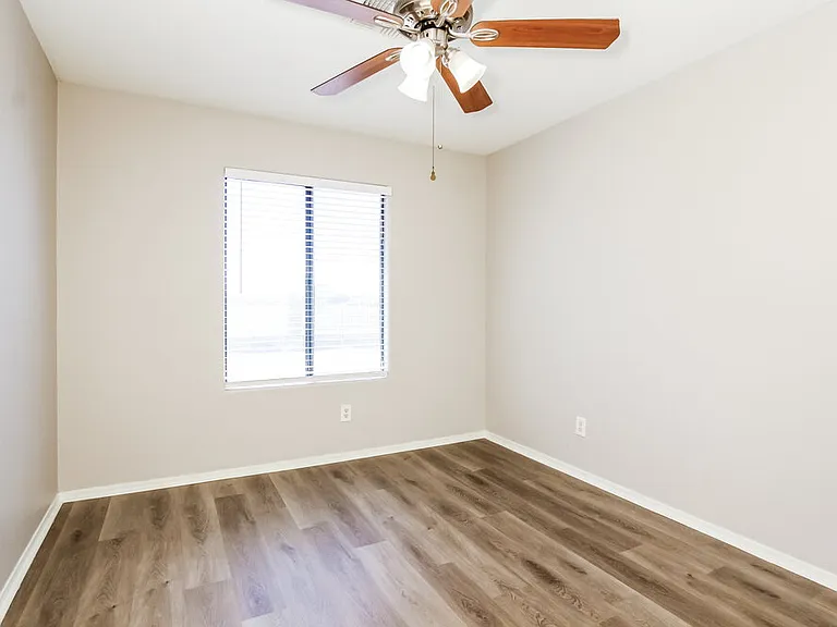 8727 W Sierra Vista Dr — Photo 10