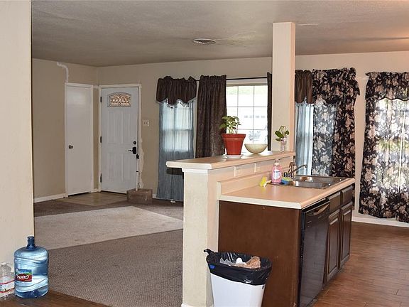 3rd image of 884 Russell Ln
