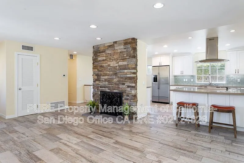 3 bed, 2.0 bath, 1702 sqft, $4,650 — Photo 4