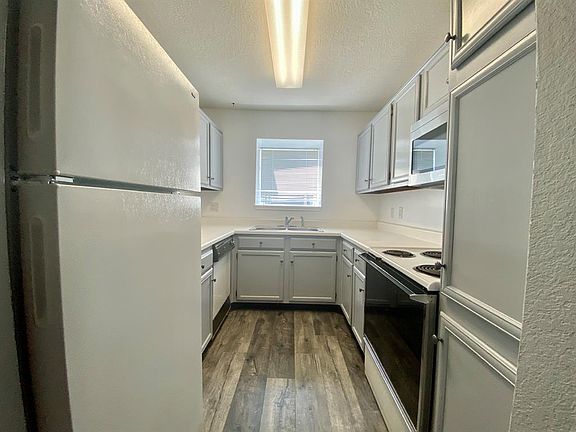 4th image of 2323 Fairwind Dr APT 860