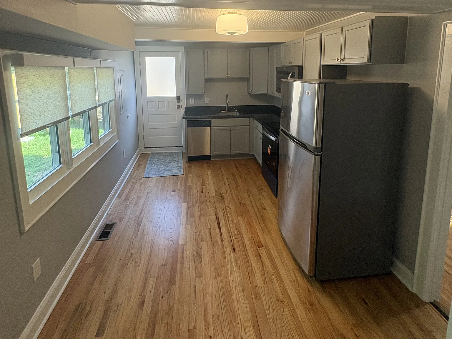 1 bed, 1.5 bath, 650 sqft, $3,200 — Photo 3